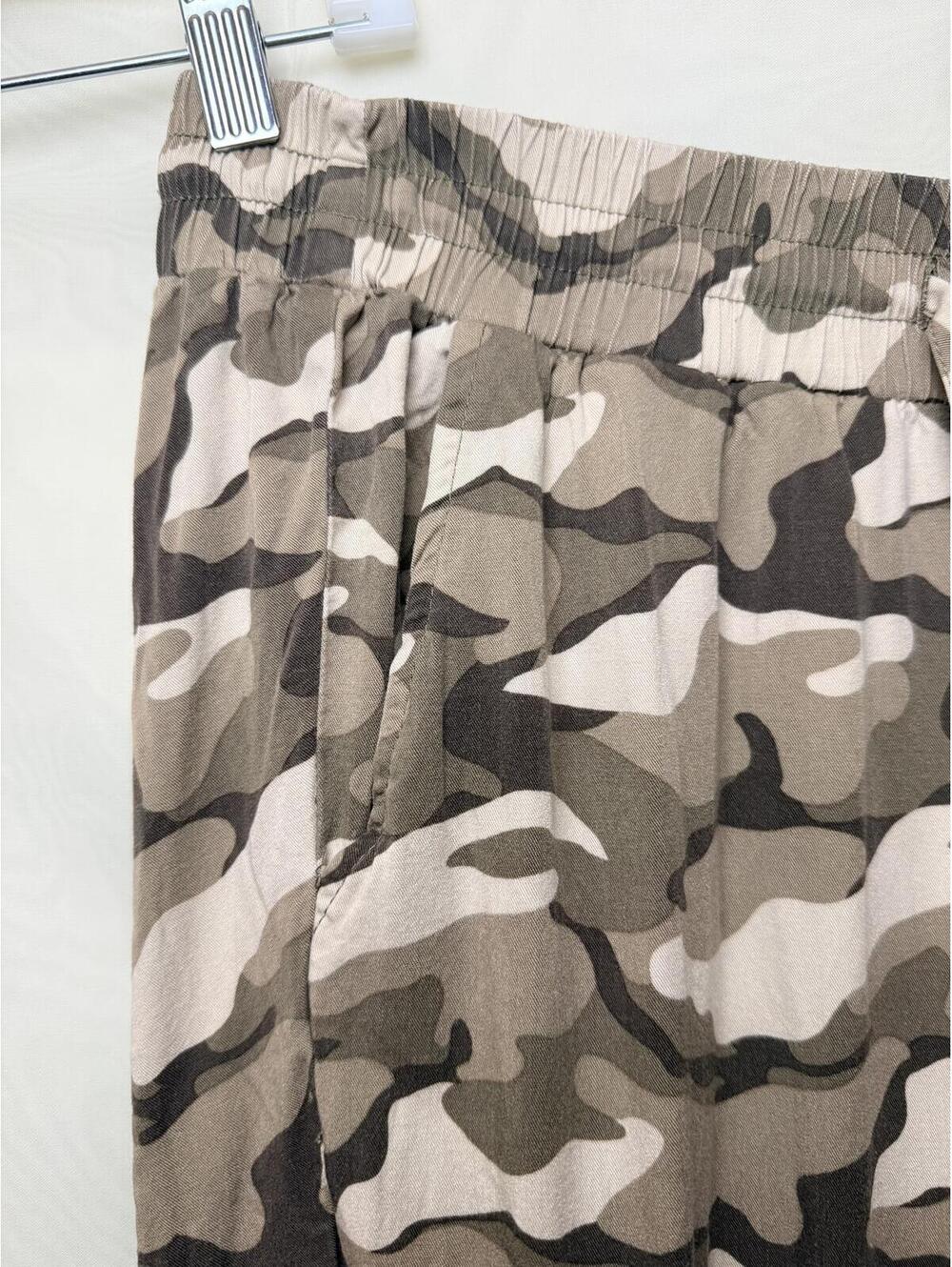 Torrid Camo Cargo Jogger Pants Soft Lightweight Rayon Blend Stretch Waist - Picture 2 of 4